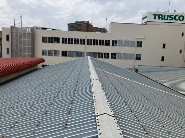 倉庫屋根ボルトキャップ取付【ケレン清掃編】の画像