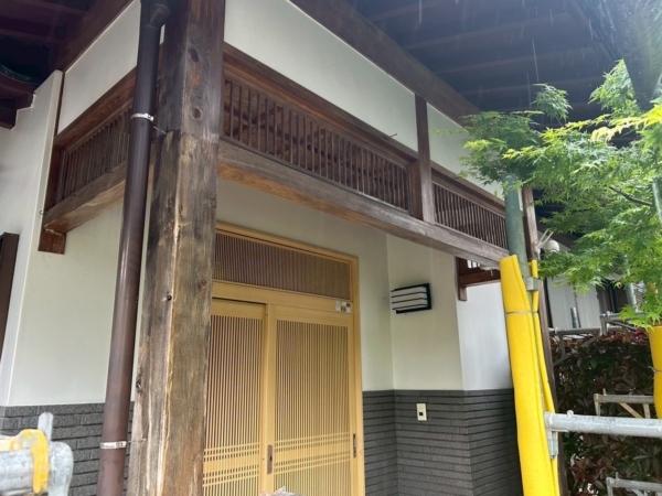 住宅玄関木洗浄の画像