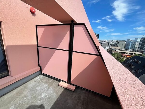 福岡市博多区　マンション台風による被害　バルコニー隔板破損の画像