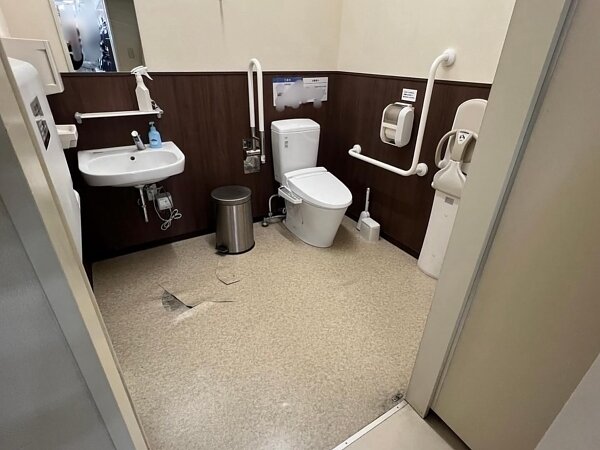 某スーツ店大牟田店舗のトイレ床シート貼替工事の画像