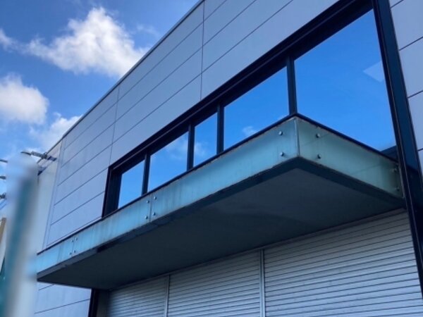 某衣服店舗諫早店のガラス撤去塗装工事の画像