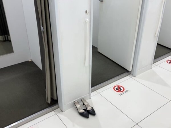 某衣服店舗西区店内装仕上工事の画像