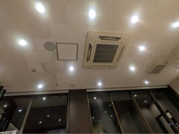 某ファストフード店舗箱崎店天井工事の画像