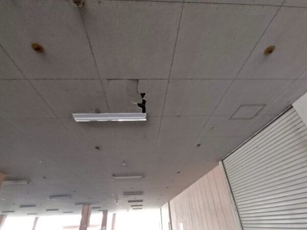 某家電量販店舗八女店天井張替工事の画像