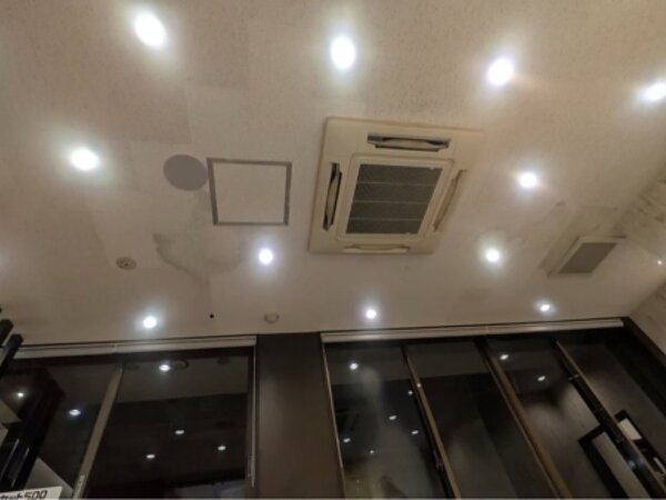 某ファストフード店舗箱崎店天井工事の画像