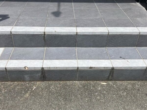 某回転寿司チェーン店舗久留米店タイル工事の画像