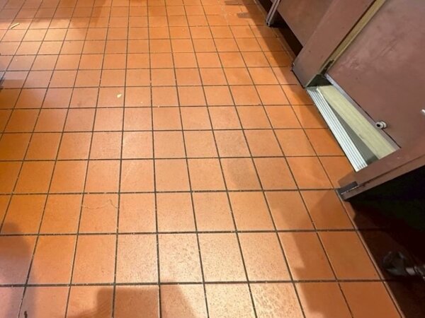 某ファストフード店舗薬院店目地埋め工事の画像