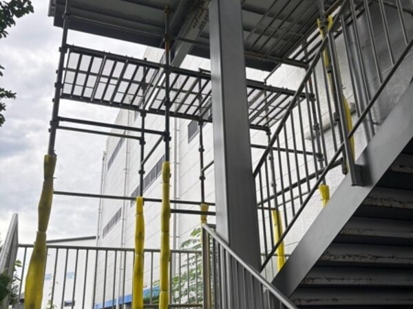 某家電量販店舗熊本店階段工事【施工中】の画像