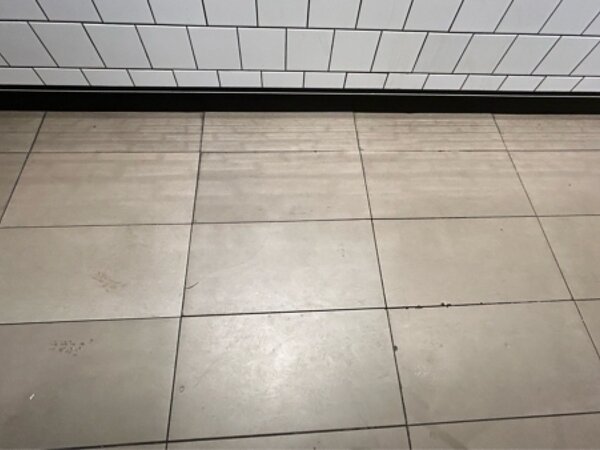 某ファストフード店舗門松店タイル工事の画像